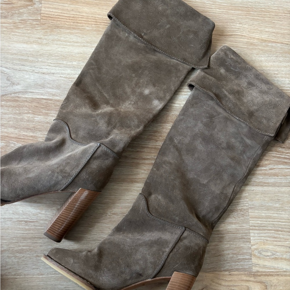 Louis Vuitton never worn suede boots 7.5